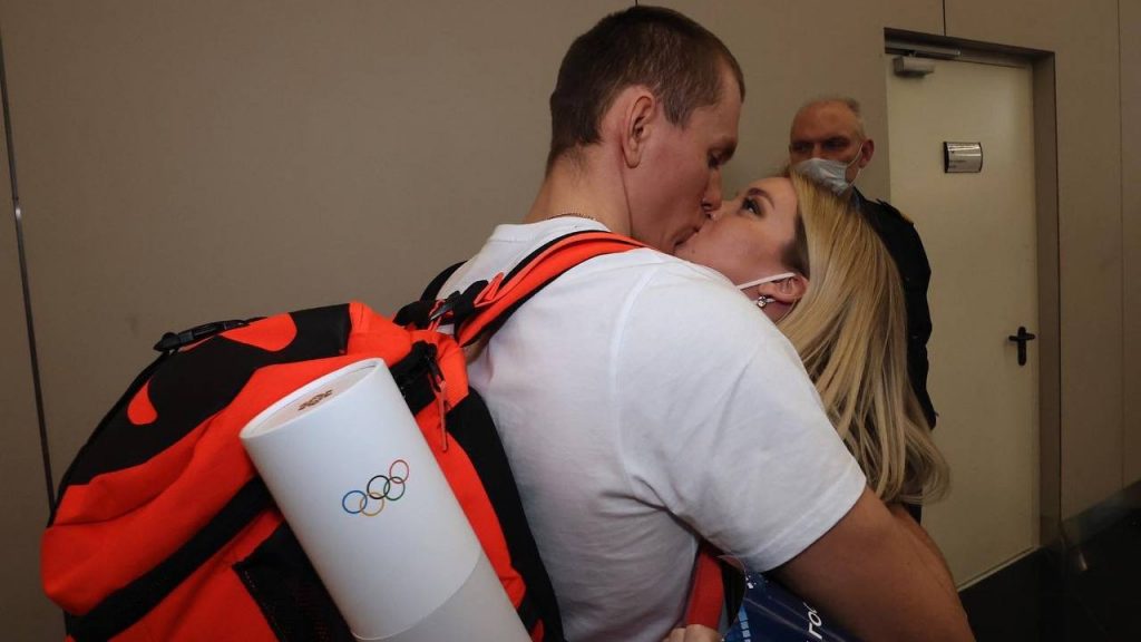 Брянский лыжник Александр Большунов по прилете расцеловал жену