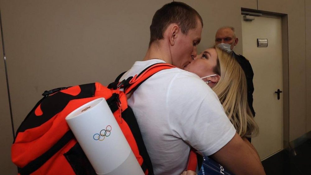 Брянский лыжник Александр Большунов по прилете расцеловал жену