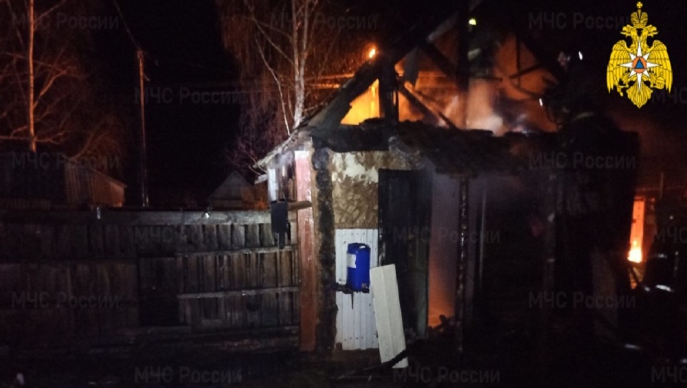 В Клинцовском районе Брянской области ночью сгорел дом – пострадал человек