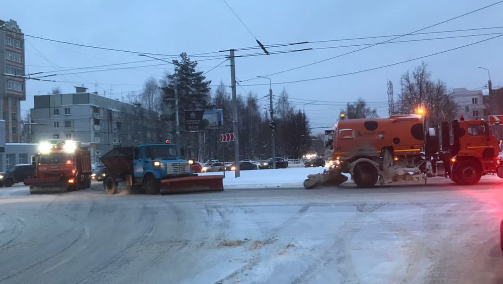 За ночь с улиц Брянска дорожники вывезли 500 кубометров снега