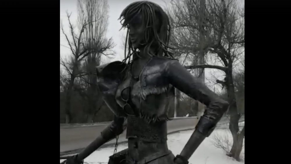 В Белгородской области на трассе установили фигуру проститутки Олечки