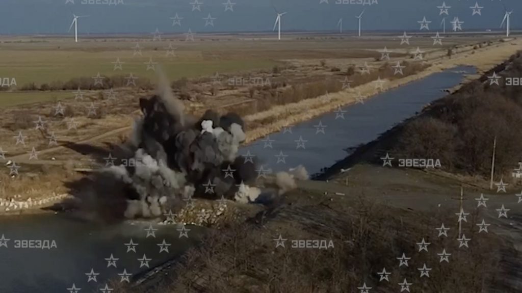 Российские военные взорвали дамбу на Северо-Крымском участке канала
