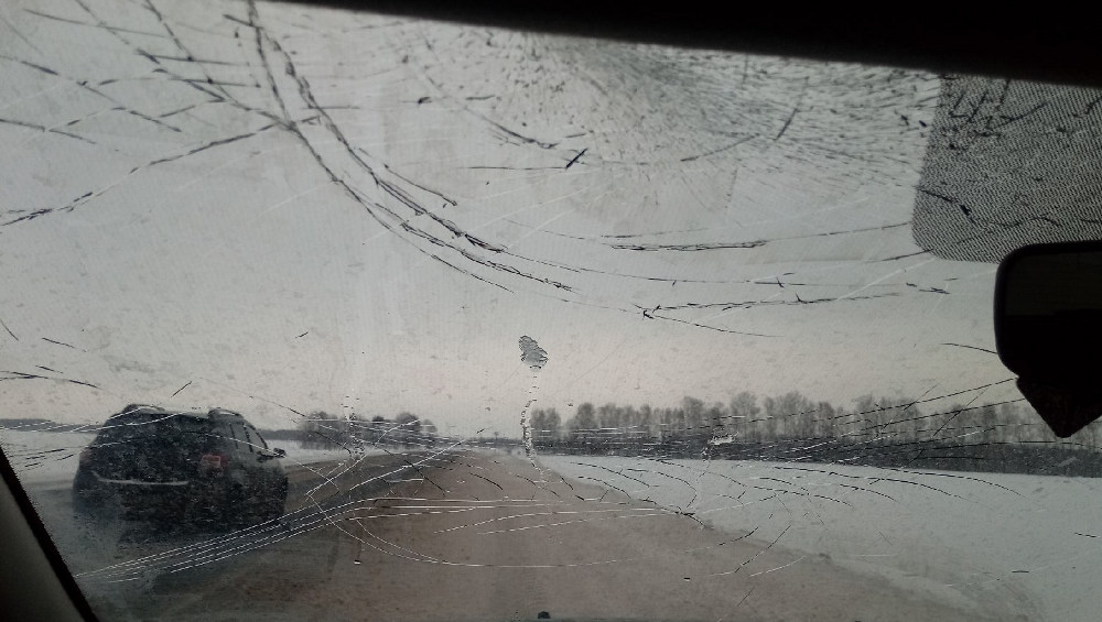 В Брянске слетевшая с фуры льдина разбила лобовое стекло автомобиля