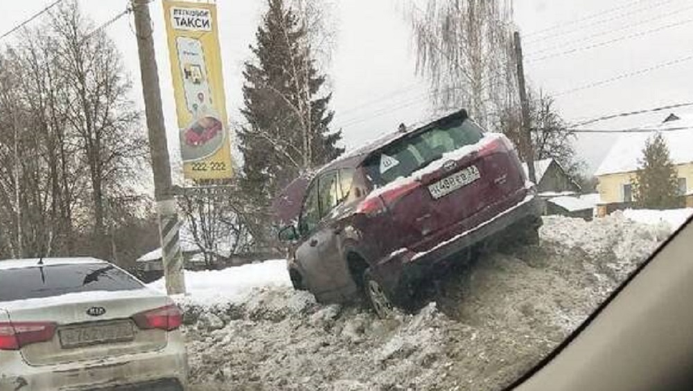 В Брянске на Городищенской горке легковушка наехала на снежный вал