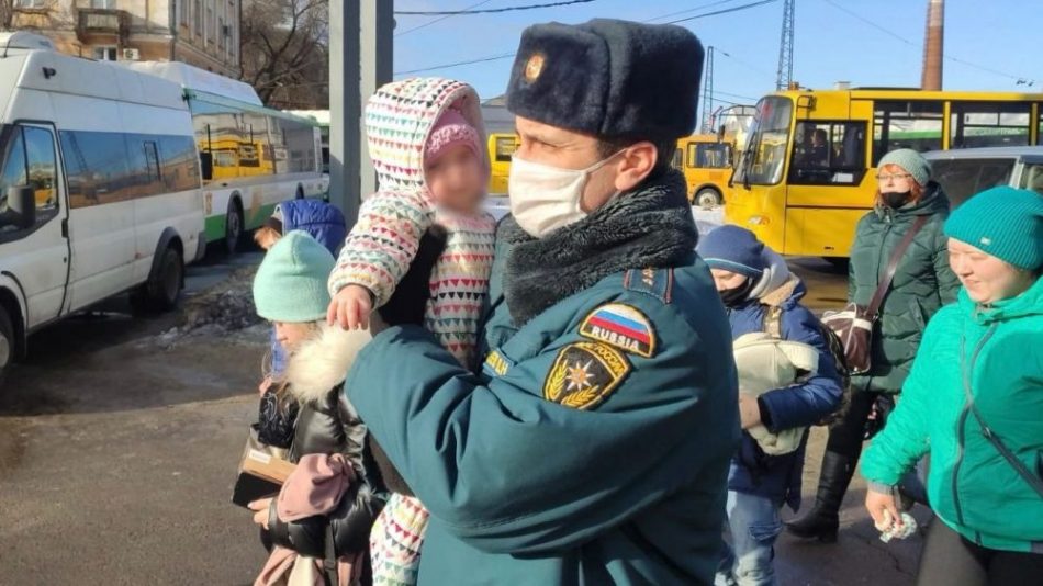 Политологи: россияне с радостью оказывают помощь беженцам из ДНР и ЛНР
