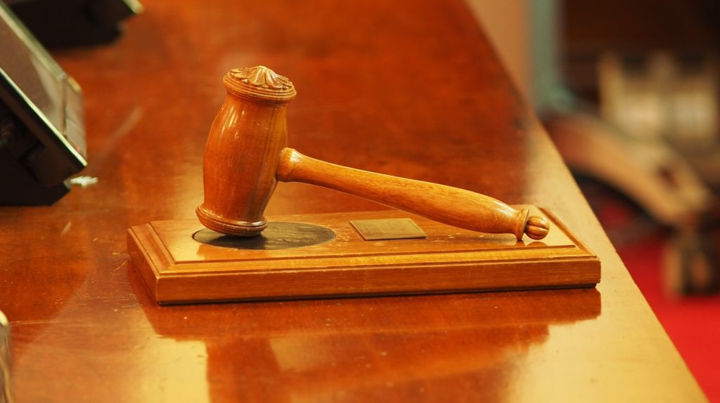 В Суземке за экстремистскую символику на двери суд оштрафовал 36-летнего брянца