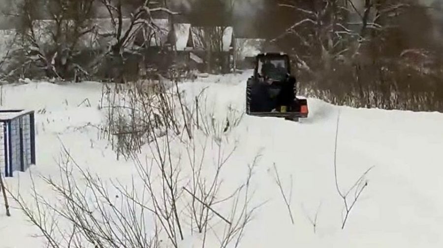 Больного из российской деревни доставили к машине скорой помощи в ковше трактора