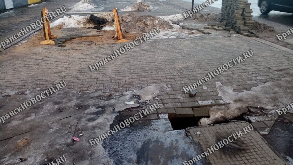 В Новозыбкове обрушился участок тротуара с недавно уложенной плиткой