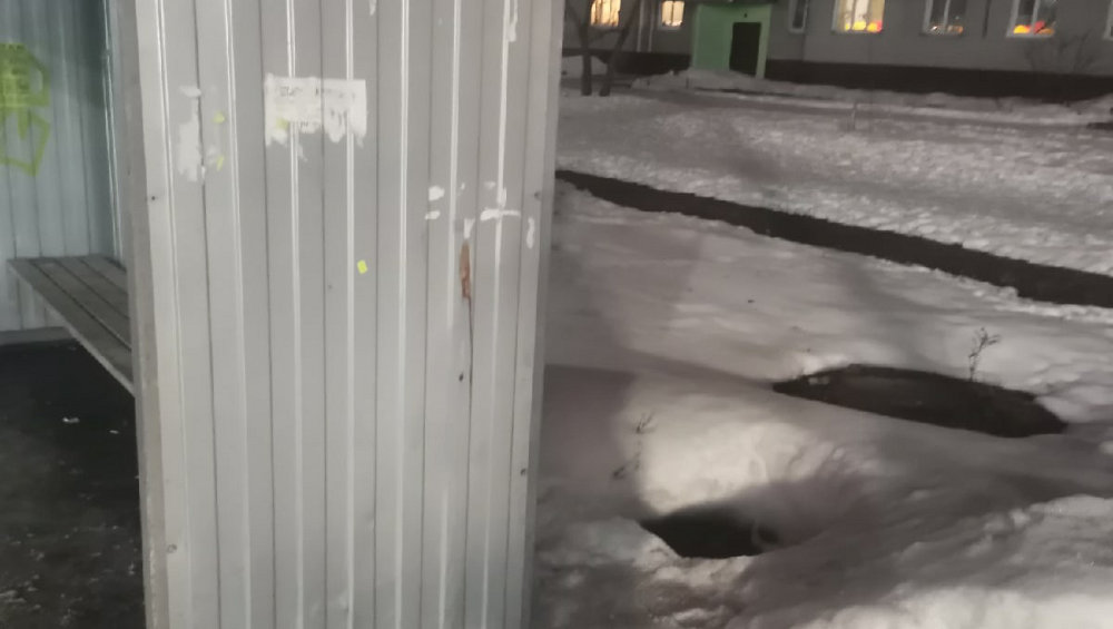 Житель Брянска едва не провалился в яму за автобусной остановкой