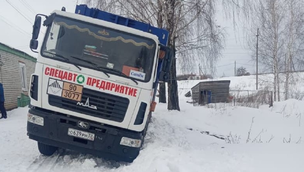 Под Брянском в Староселье мусоровоз застрял в снегу на 17 часов