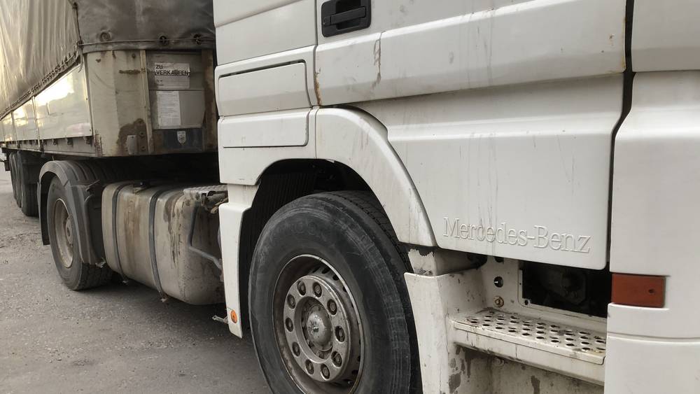 В Брянске на улице Калинина утром 13 сентября грузовик протаранил легковушку