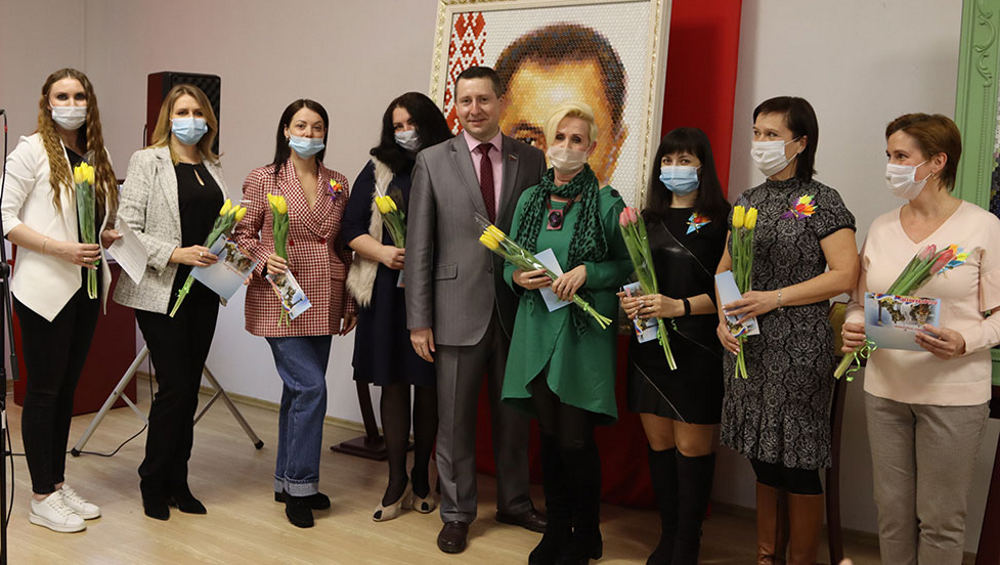 В Брянске начали заранее поздравлять женщин с праздником 8 Марта