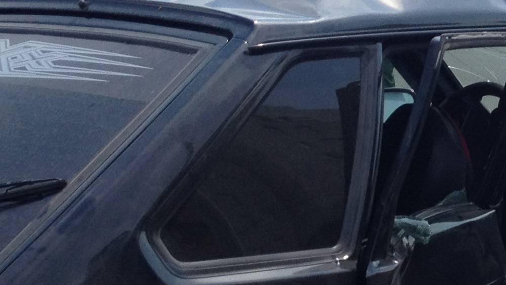 В Брянске хулиганы устроили пляски на чужом автомобиле