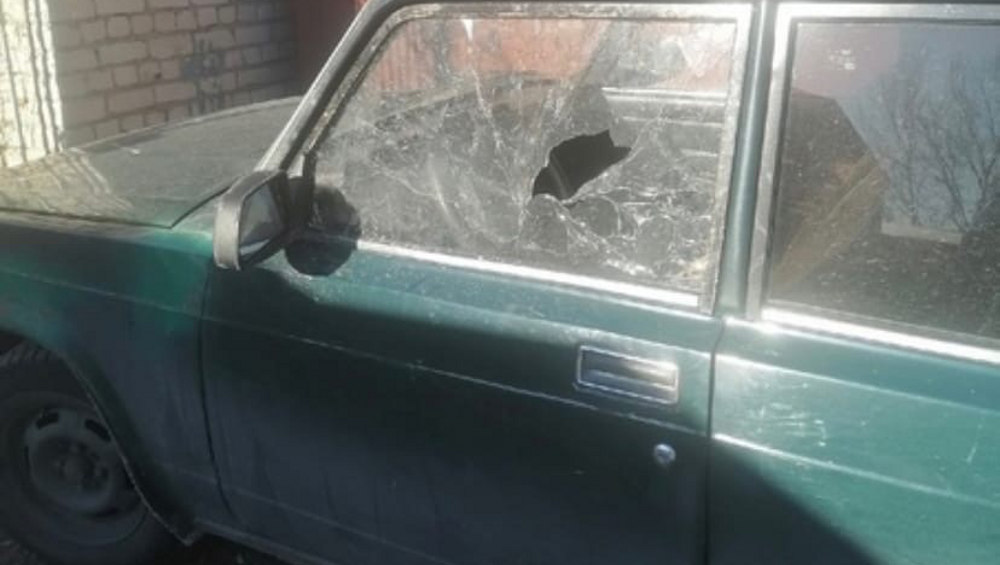 В Брянске на Октябрьской улице вандалы разбили в автомобиле ВАЗ стекло