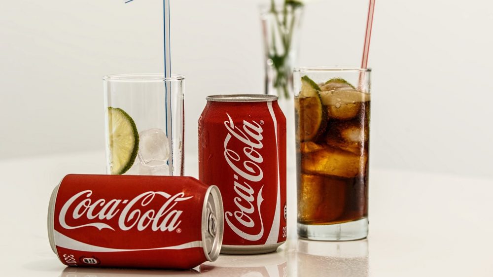 Компания Coca-Cola приостанавливает бизнес в России