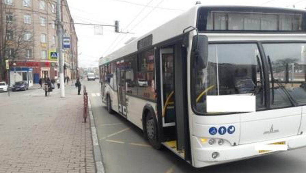Сбитый автобусом в центре Брянска пьяный велосипедист был госпитализирован