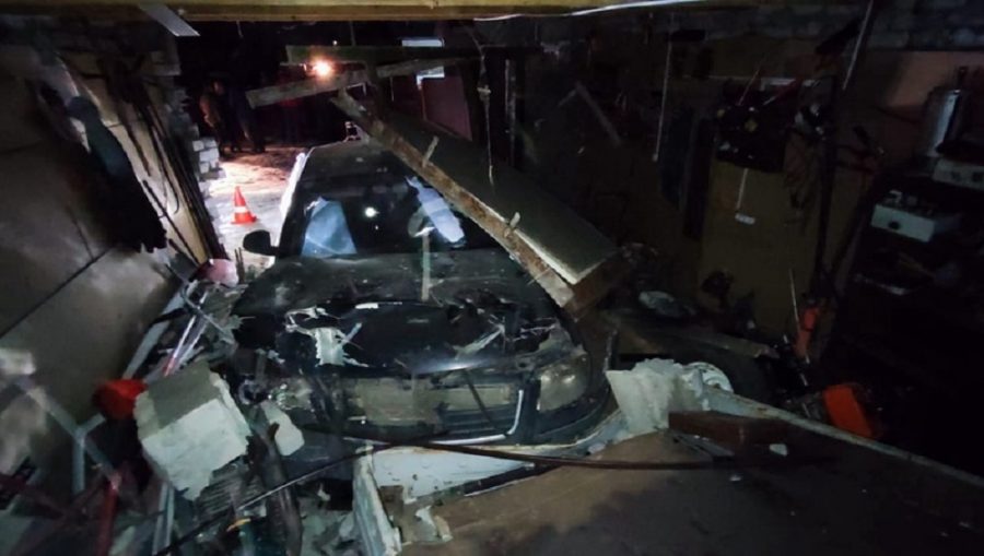 Под Брянском Volkswagen протаранил гараж – водитель погиб