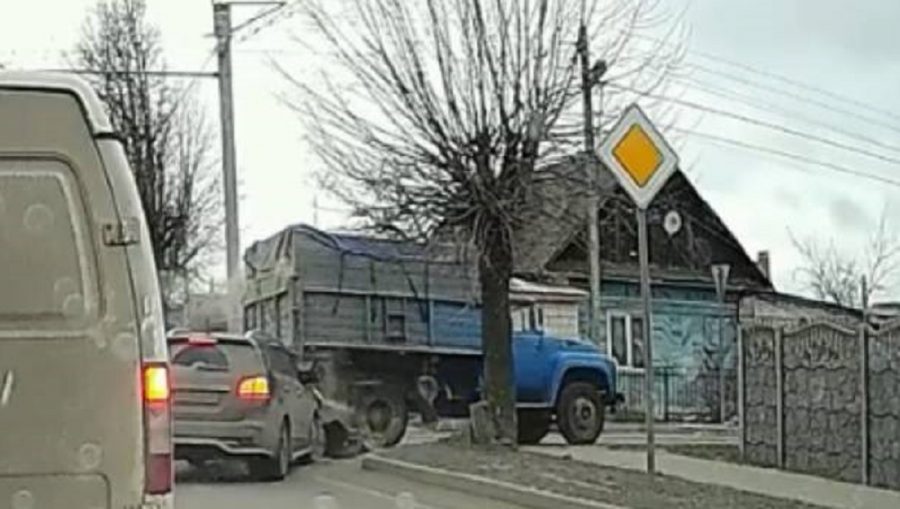 В Брянске легковой автомобиль угодил под грузовик ЗиЛ на перекрёстке