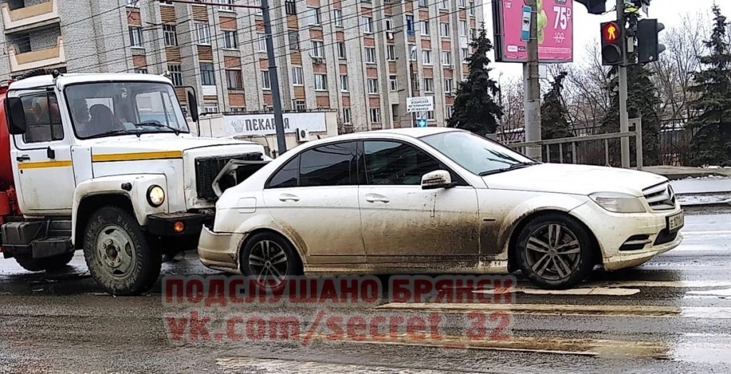 В Брянске на улице Менжинского легковушка угодила под грузовик