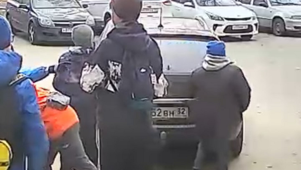 В Брянске школьников уличили в порче припаркованного автомобиля