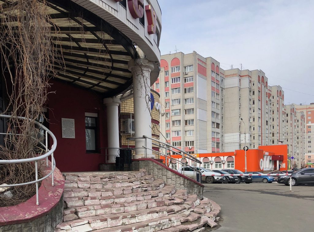 В Брянске на улице Дуки разрушились ступени бывшего здания МПСУ