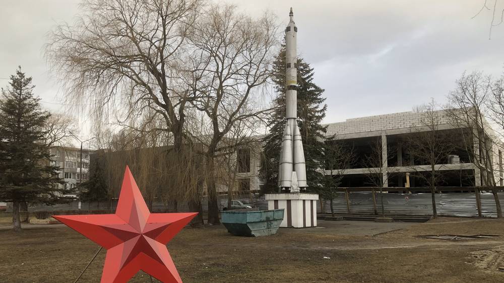 В Брянске рядом с ракетой космонавта Гагарина поставили мусорный контейнер