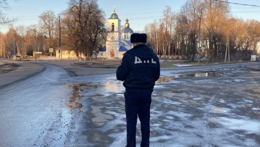 В Трубчевске дорожника наказали за лёд на тротуарах и мрак на переходе