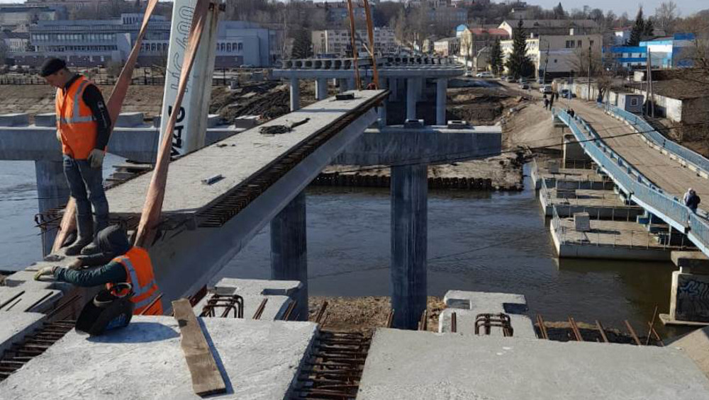 На строящемся мосту на набережной Брянска установили балки 4-го пролета