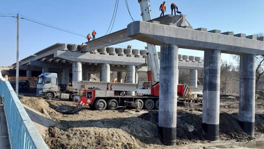 В Брянске строители моста на набережной начали подготовку к установке 7 и 8 опор