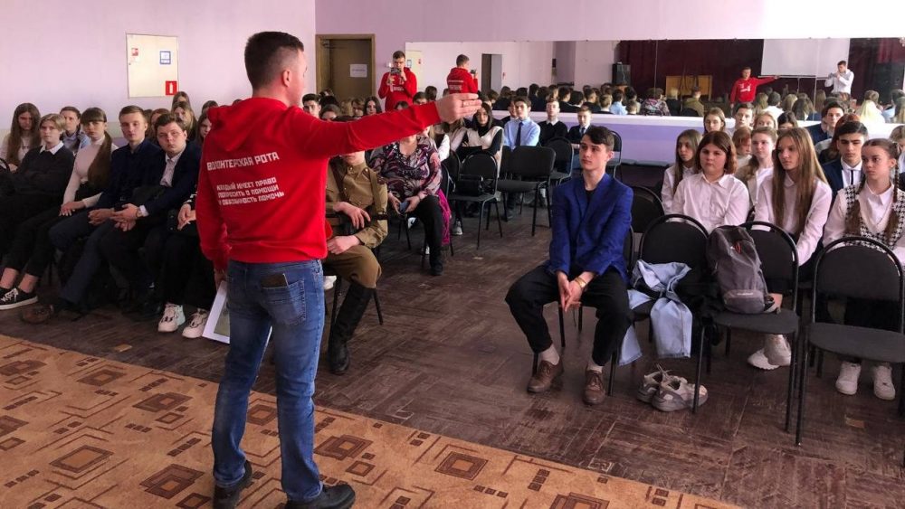 Брянские волонтеры провели военно-патриотическая лекцию и выставку поисковых находок