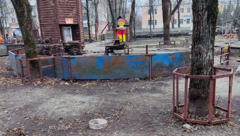 В Володарском районе Брянска в парке «Юность» убрали старые аттракционы