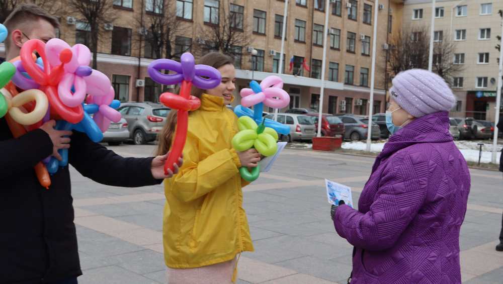В центре Брянска волонтеры раздали женщинам необычные цветы из воздушных шаров
