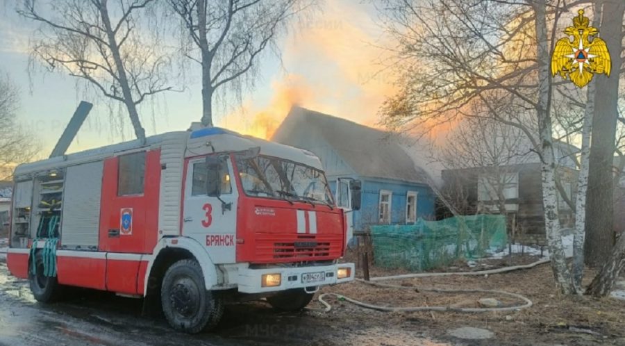 В Фокинском районе Брянска на улице Фестивальной сгорел жилой дом