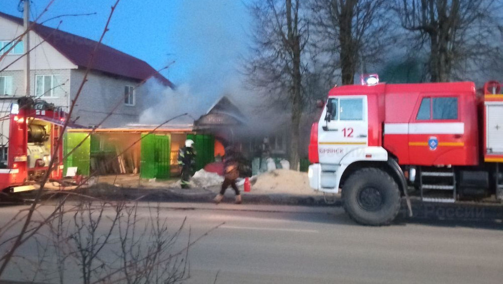 В Брянске загорелся жилой дом в Чайковичах
