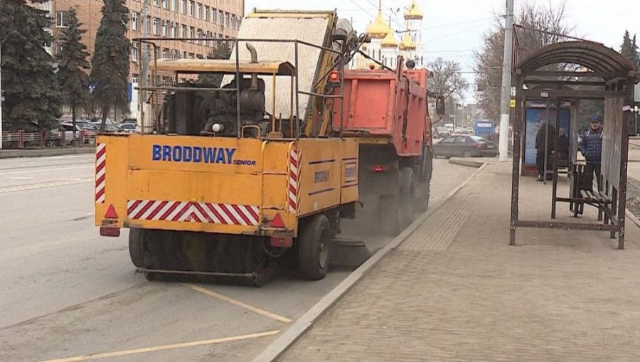 В Брянске дорожники начали наводить чистоту на улицах города после зимы
