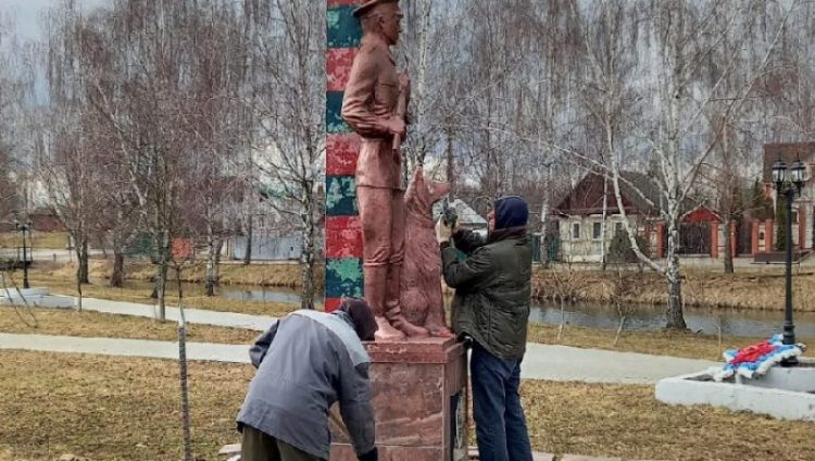 В Новозыбкове начали исправлять карикатурный памятник пограничникам