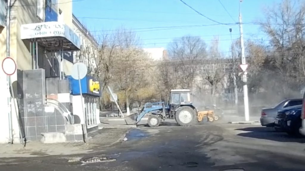 В Брянске невнимательный тракторист снес дорожный знак при уборке улицы