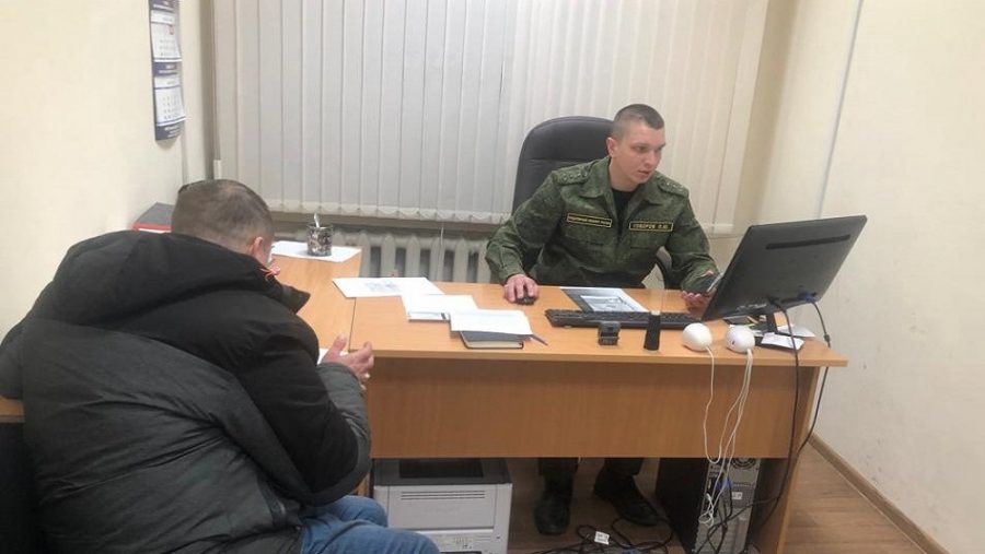 В Жуковке полицейских задержали за крупную взятку от женщины и её знакомого