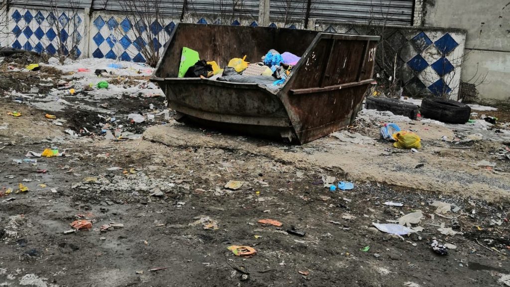 Жители Брянска пожаловались на мусор и грязь в поселке Октябрьском |  Брянские новости