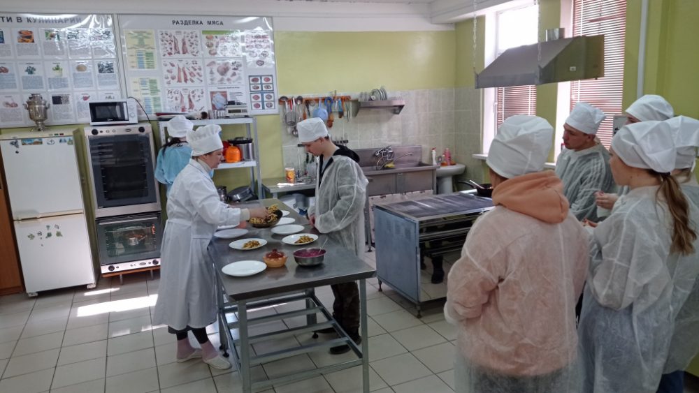 Брянские студенты получили дополнительную профессию повара