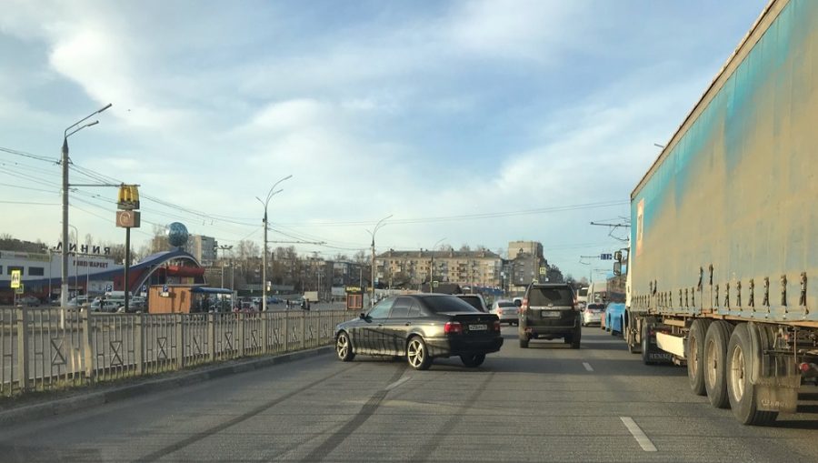 В Бежицком районе Брянска у «Линии» столкнулись микроавтобус и 2 легковушки