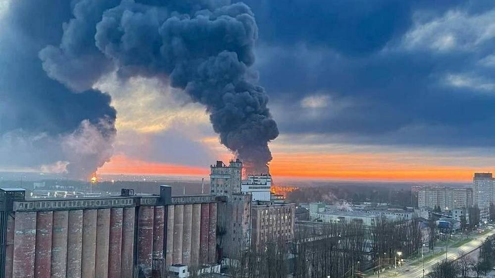 Специалист оценил угрозу распространения огня на горящих нефтебазах в Брянске