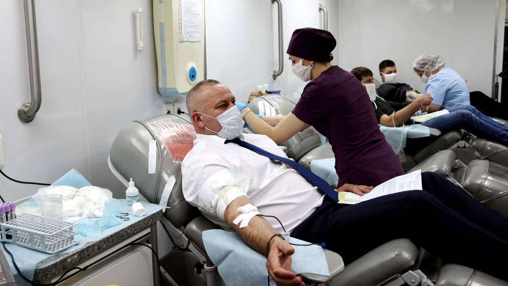 В Брянске депутаты областной думы приняли участие в акции по сдаче крови