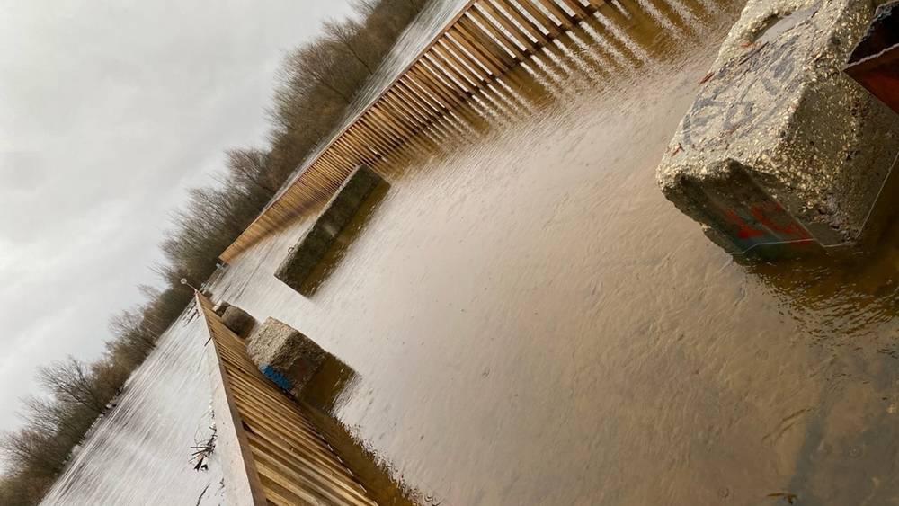 В Сельцо Брянской области мост через реку скрылся под водой