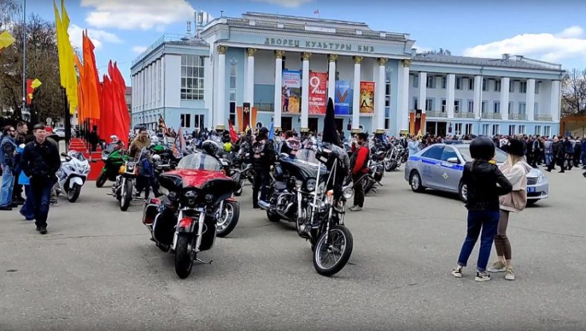 В Брянске 30 апреля байкеры открыли мотосезон на площади возле ДК БМЗ