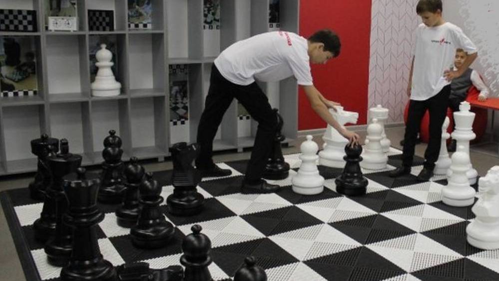Депутат «Единой России» обустроил для школьников шахматную зону