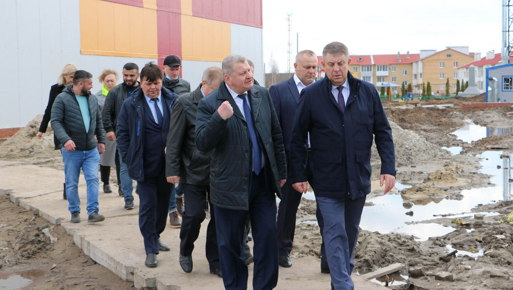 Брянский губернатор Богомаз посетил строящиеся ФОК в Выгоничах и детсад в Почепе