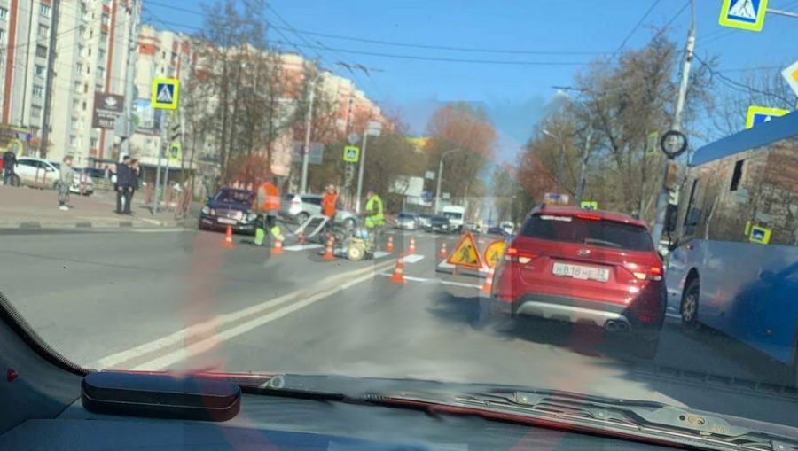 В Брянске на дороге возле Кургана Бессмертия из-за дорожников образовалась пробка