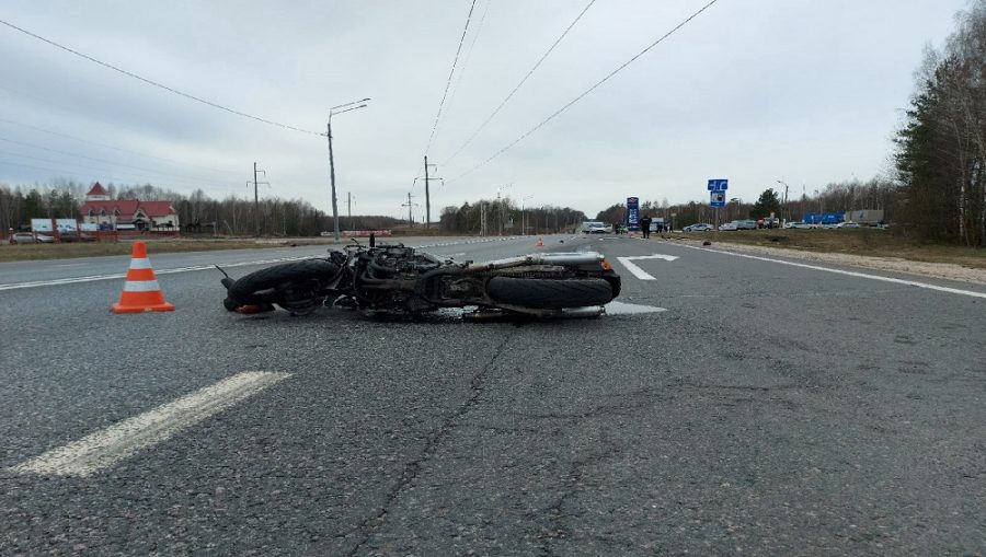 На трассе в Брянской области разбилась 18-летняя девушка на мотоцикле