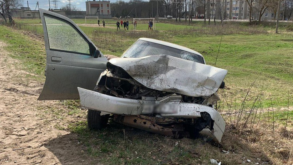 В Стародубе пьяный водитель ВАЗа при обгоне врезался в стоявший автомобиль